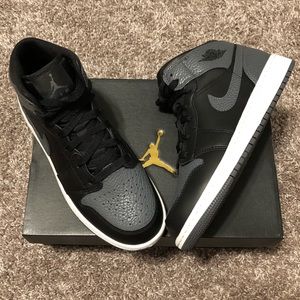 Nike Air Jordan 1 Mid Boys Sneakers